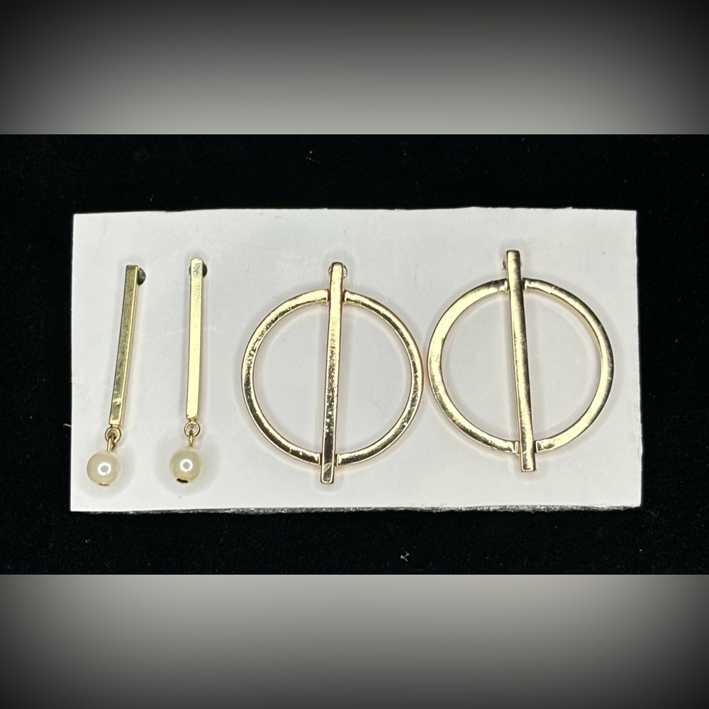 Set of 2 gold tone earrings A95